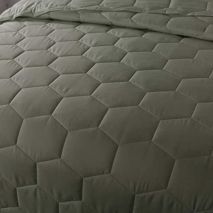 Honeycomb Microfiber Down Alternative Blanket